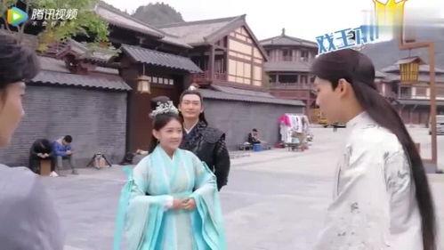 坦诚夫妇带团吃瓜