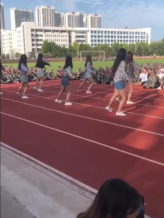 小姐姐吃瓜跳舞,小姐姐的吃瓜与舞蹈盛宴